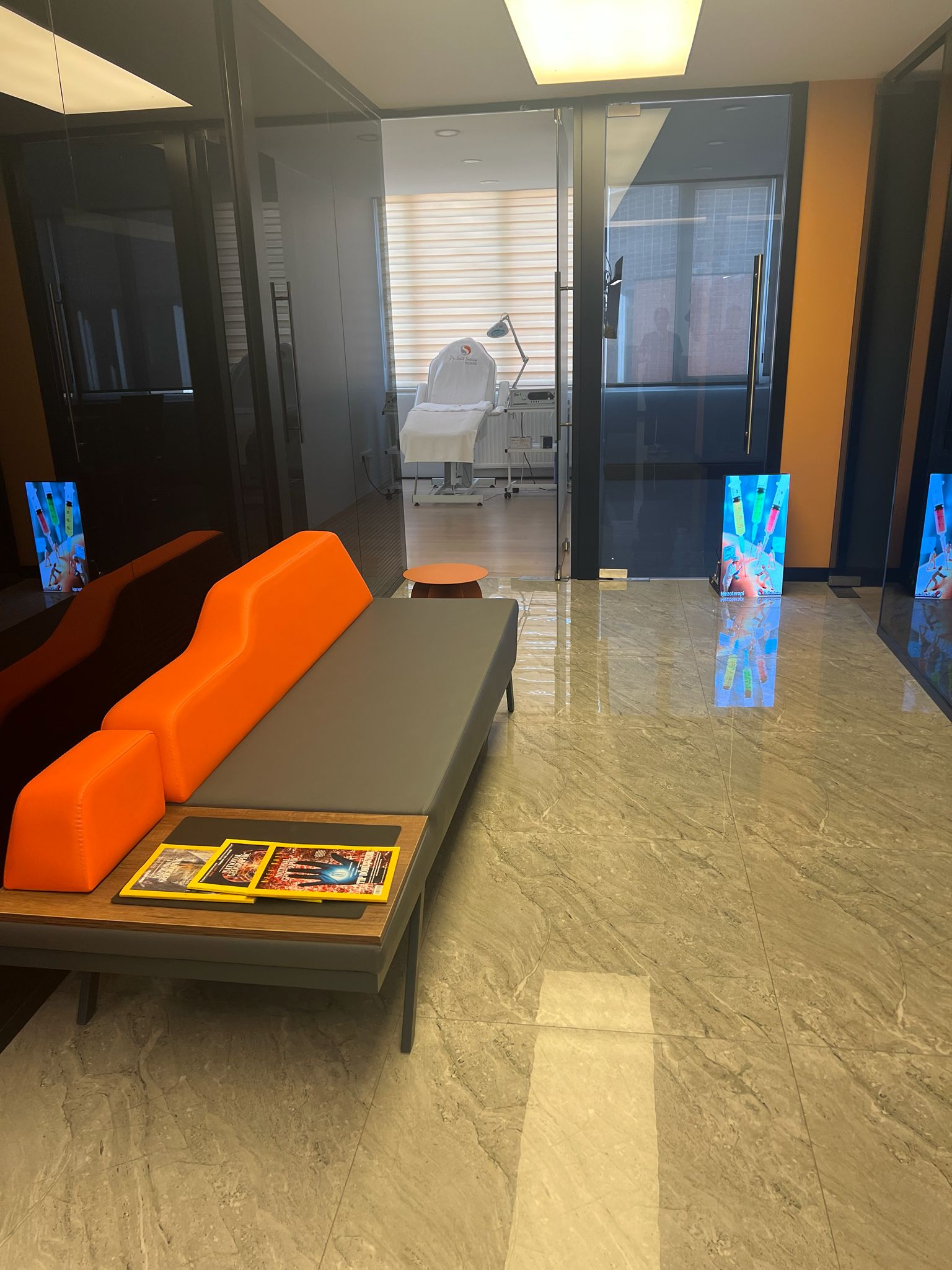 Klinik resepsiyon ve bekleme alanı